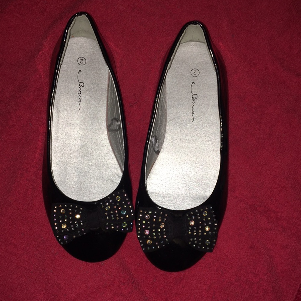 Girls dress shoe; beautiful jeweled bow